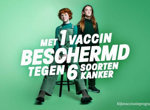 Jongen en meisje poseren op een barkruk voor campagneposter HPV vaccin