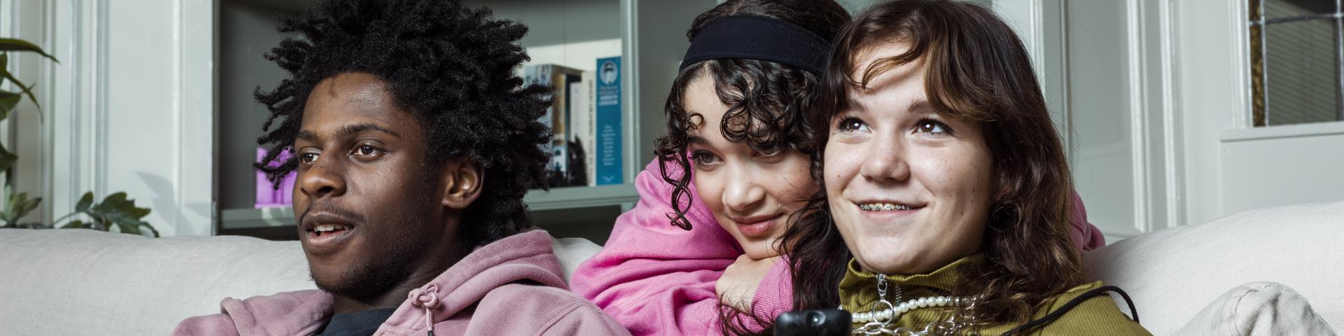 3 jonge tieners hangen op een bank