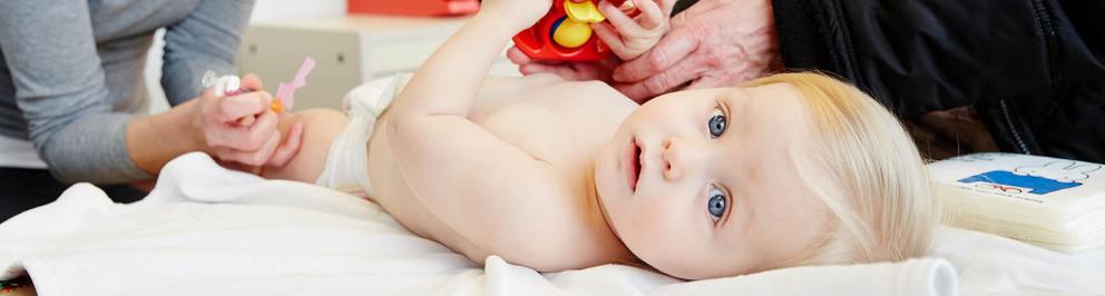 Baby krijgt vaccinatie op consultatiebureau