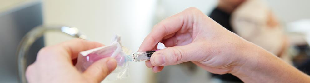Arts vult spuit met vaccin