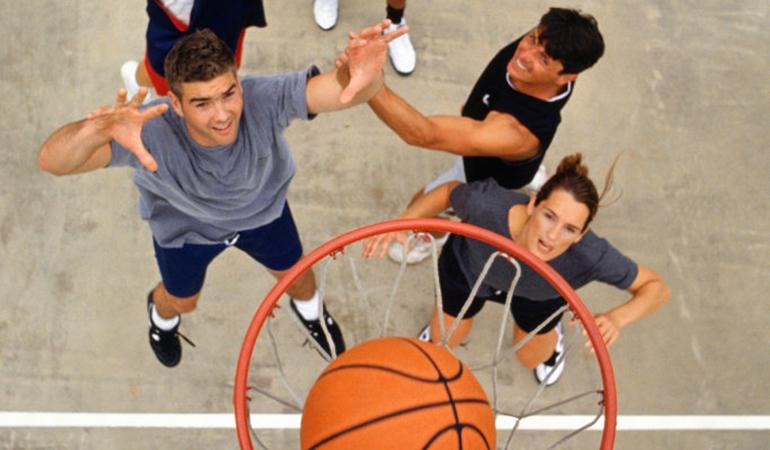 tieners basketballen, foto is van bovenaf genomen vanaf de basket
