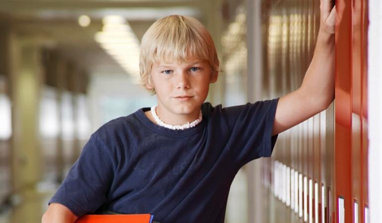 tiener bij schoolkluisje