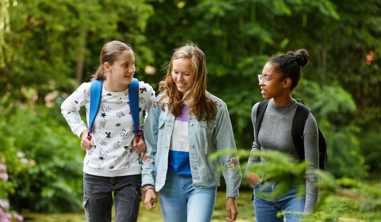 Drie meisjes in een park