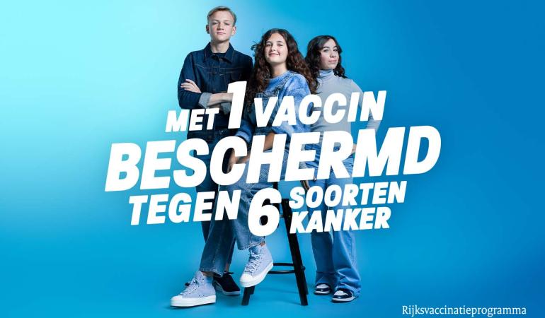 Campagnefoto HPV. In beeld staan 3 jongenren met tekst: Met 1 vaccin beschermd tegen 6 soorten kanker