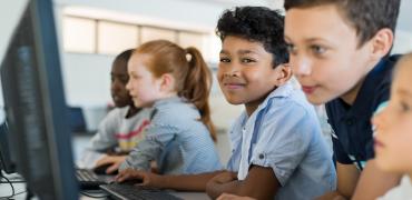Kinderen op school werken met laptop
