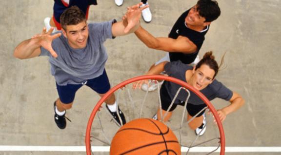 tieners basketballen, foto is van bovenaf genomen vanaf de basket