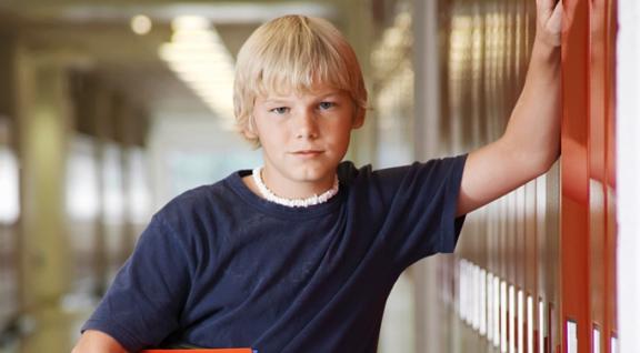 tiener bij schoolkluisje