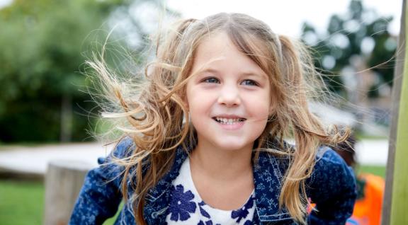 jong meisje in de speeltuin
