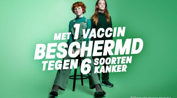 Jongen en meisje poseren op een barkruk voor campagneposter HPV vaccin