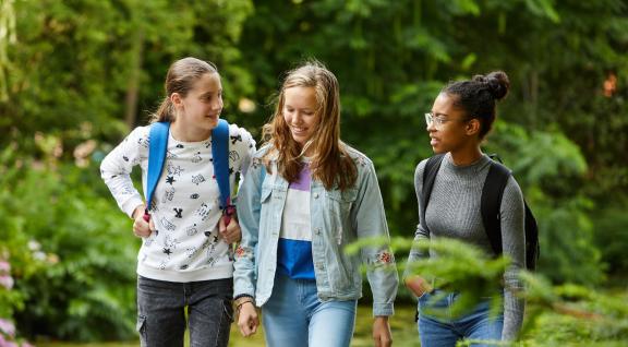 Drie meisjes in een park