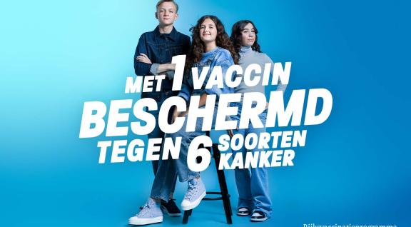 Campagnefoto HPV. In beeld staan 3 jongenren met tekst: Met 1 vaccin beschermd tegen 6 soorten kanker