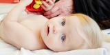 Baby krijgt vaccinatie op consultatiebureau