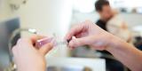 Arts vult spuit met vaccin