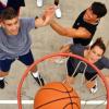 tieners basketballen, foto is van bovenaf genomen vanaf de basket