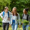 Drie meisjes in een park